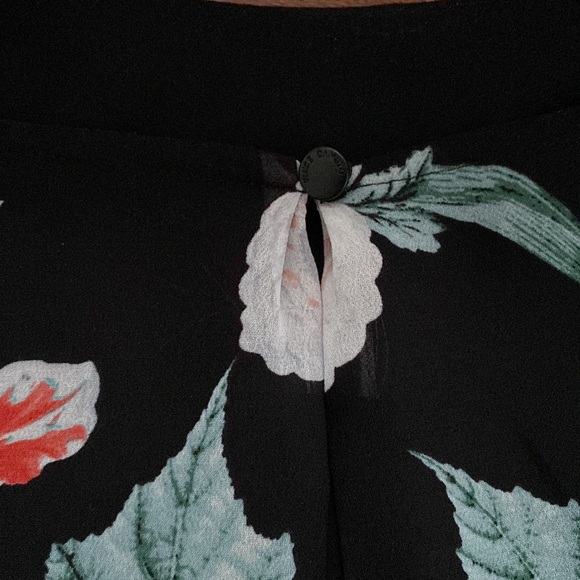 Vince Camuto Size L Floral 100% Polyester long sleeved blouse Top - Picture 5 of 5